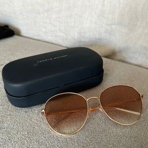 Round apricot tint, Tommy Hilfiger sunglasses
